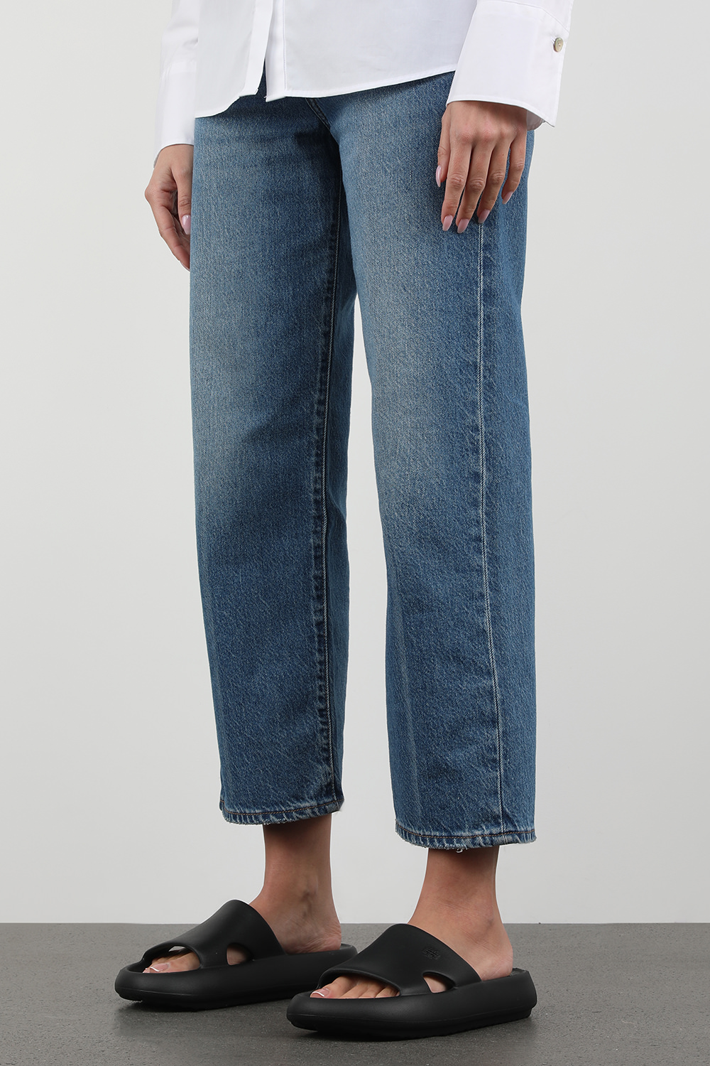 תמונת כל הלוק של כפכפי גומי בצבע שחור